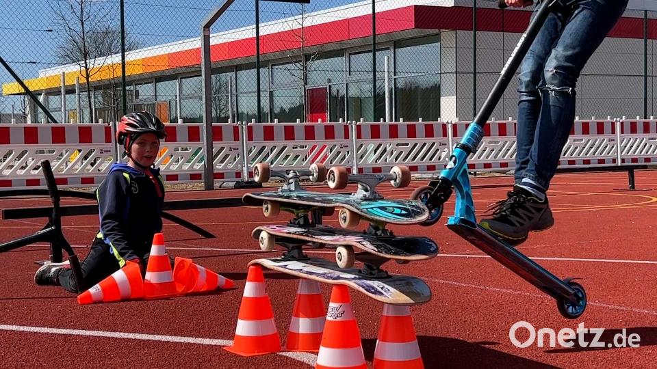 Ein paar Straßenhütchen und Skateboards aufeinandergestapelt - und schon haben die Scooterfahrer ein prima Hindernis zum Drüberspringen. Bild: eik