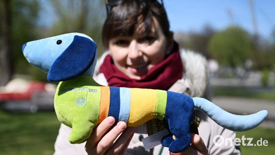 Sarah-Maria Galonsk, Referentin der Geschäftsführung Olympiapark München, hält beim "Dackel-Day" im Olympiapark eine Neuauflage des Olympia Maskottchens hoch. Bild: Angelika Warmuth/dpa