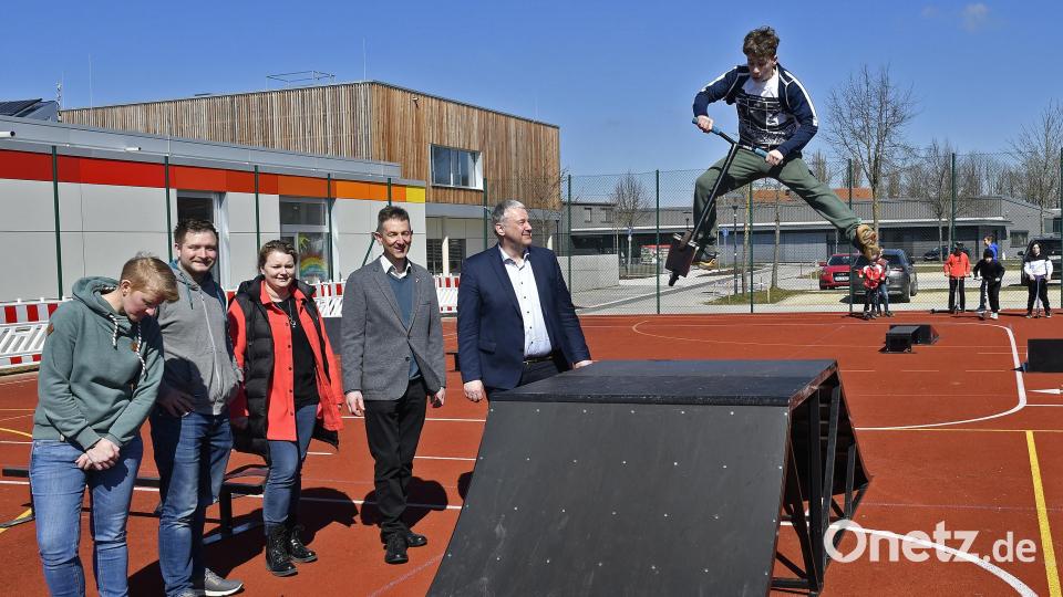 Tollkühne Jungs auf ihren fliegenden Scootern. Da staunten (von links) KoJa-Projektleiterin Anita Kinscher, Stefan Götz und Nina Forster (beide Ursensollen), Bürgermeister Albert Geitner und Landrat Richard Reisinger beoim Saison-Auftakt in Ursensollen nicht schlecht. Bild: Petra Hartl