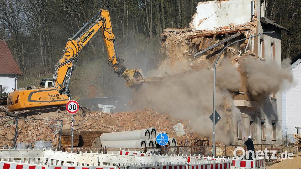 Das ehemalige Hotel Gall an der Sulzbacher Straße wird abgebrochen. An seiner Stelle entstehen zwei Mehrfamilienhäuser. Die Abbruchbagger der Firma Englhard leisten hier ganze Arbeit. Bild: Wolfgang Steinbacher