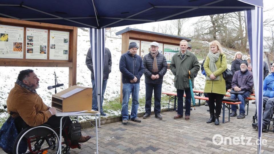 Der Behindertenbeauftragte der bayerischen Staatsregierung, Holger Kiesel (links), würdigte den Einsatz des Bienenzuchtvereins Sulzbach-Rosenberg beim Bau seines barrierefreien Lehrbienenstands. Bild: mfh