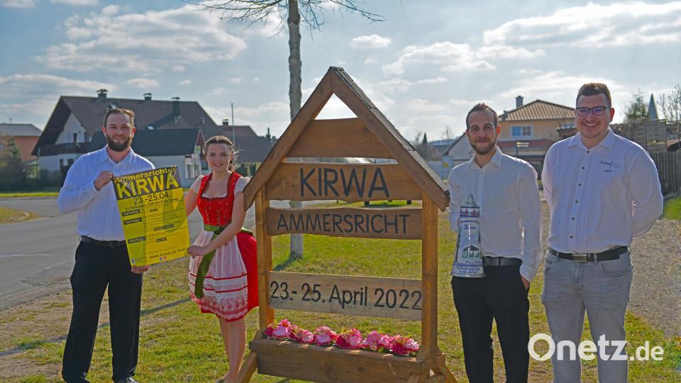 Vorsitzender Patrick Lehmeier, Oberkirwamoidl Leonie Weigl, Oberkirwabursch Thomas Schwab und 2. Vorsitzender Philipp Müller freuen sich schon auf die Kirwa in Ammersricht. Bild: FOTO_GOEBL
