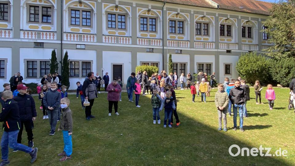 Viele Familien waren am Ostersonntag in Waldsassen im Pfarrgarten bei der Ostereisuche dabei. Organisiert hatte diese der Sachausschuss Ehe und Familie im Pfarrgemeinderat Waldsassen. Bild: Markus Scharnagl/exb