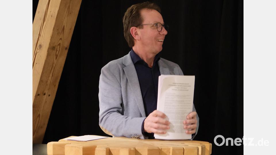 Wolfgang Horn, Vorsitzender des Vereins Kunsthaus Waldsassen, erzählte in seiner Begrüßung auch über die Entstehung des Kunsthauses und verwies auf die Feier des fünfjährigen Bestehens im Mai. Bild: Jürgen Klein/exb