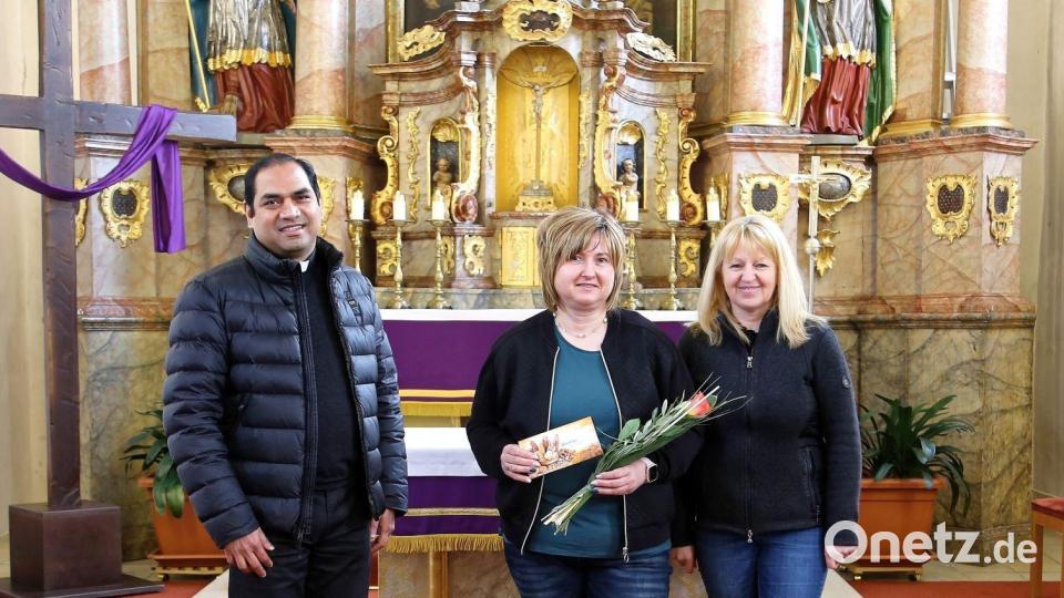 Pfarrer Benny Joseph (links) und Annette Nübler (rechts) verabschieden in Großschönbrunn Ingrid Wiesneth. Bild: Hans Apfelbacher/exb