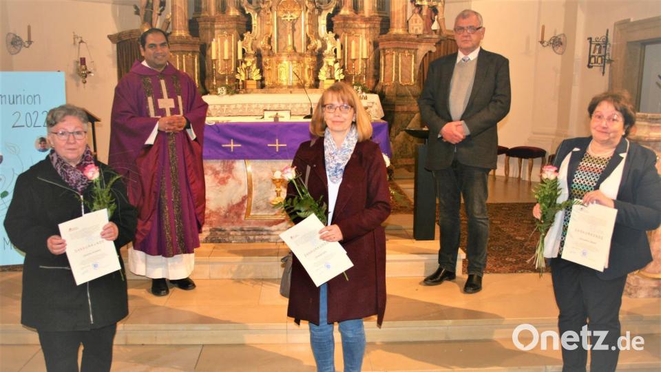 In der Pfarrei Freihung werden drei Pfarrgemeinderätinnen verabschiedet (von links): Christine Kummer, Pfarrer Benny Joseph, Christine Götz, Georg Fritsche und Bernadette Bäuml. Bild: Hans Apfelbacher/exb