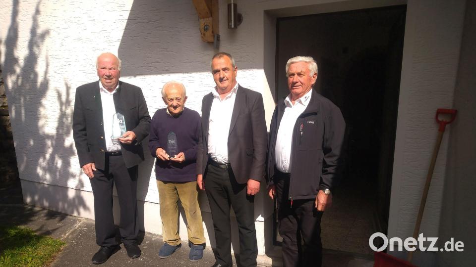 Für das Engagement zugunsten der DJK Utzenhofen ausgezeichnet (von links): die beiden Geehrten Herbert Braun und Johann Biller, Vorsitzender Albert Wittmann und DJK-Beirat Wendelin Lehmeier. Bild: aun