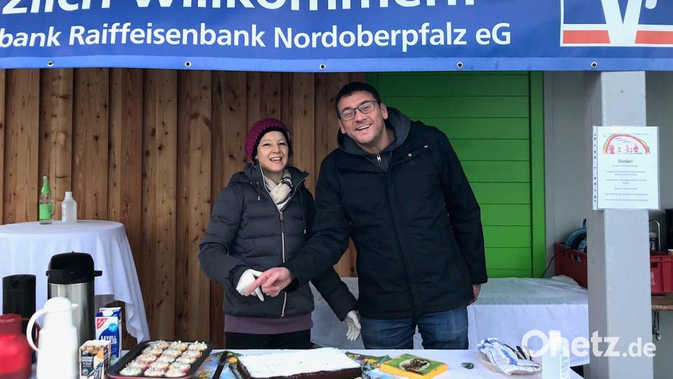 Oster-Aktion Kita Beidl. Von links nach rechts: Susanne Walter (Elternbeirat Kita Regenbogen) und Hans-Jörg Schön (1. Vorsitzender Elternbeirat Kita Regenbogen). Bild: Kita Beidl/exb