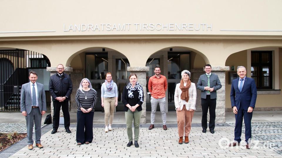 Der Lenkungsausschuss der Tourismusgemeinschaft Oberpfälzer Wald: (von links) Oberbürgermeister Jens Meyer, Landrat Andreas Meier, Christina Kircher (Tourismusreferentin Landkreis Neustadt/WN), Antonia Gareis (Tourismusverband Ostbayern), Stephanie Wenisch (Tourismusreferentin Landkreis Tirschenreuth), Kevin Lorenz (Tourist-Information Stadt Weiden), Alexandra Beier (Tourismusreferentin Landkreis Schwandorf), Landrat Thomas Ebeling und Vorsitzender Landrat Roland Grillmeier (Landkreis Tirschenreuth). Bild: Fabian Polster/Landratsamt Tirschenreuth/exb