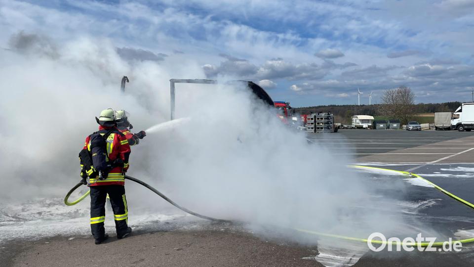 Die Feuerwehr Ursensollen setzte bei den Löscharbeiten auch Atemschutzgeräteträger ein. Bild: brü
