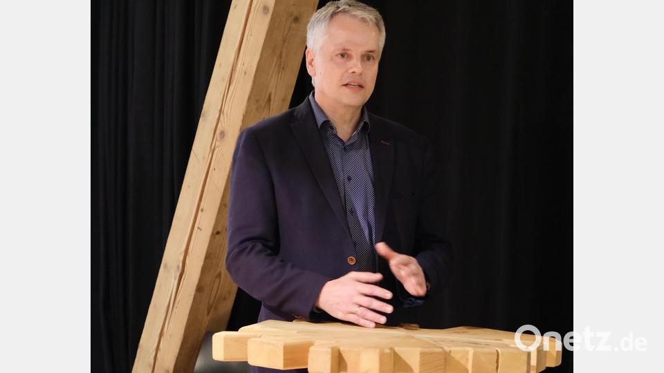 Der Bürgermeister von Flossenbürg, Thomas Meiler, bei seinem Grußwort im Kunsthaus Waldsassen. Bild: Jürgen Klein/exb