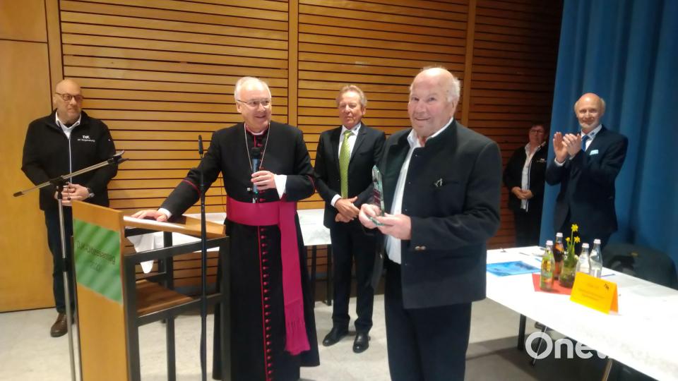 Geschäftsführer Dirk Lill (1. Von li.), Bischof Rudolf Voderholzer (2. V.li.) und Vorsitzender Klaus Eder vom Diözesanverband Regensburg überreichten Herbert Braun (4. Von li.) die Auszeichnung. Bild: aun