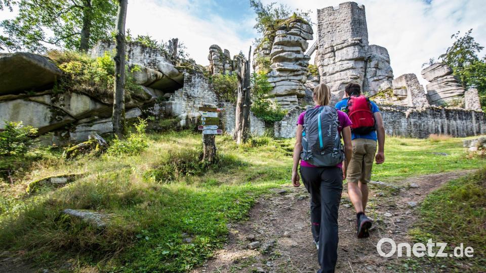 Eine der „Travel Stories“ beinhaltet auch das Wandern im Naturpark Steinwald. Dort gehört die Burgruine Weißenstein zu den Highlights. Bild: Tourismuszentrum Oberpfälzer Wald / Thomas Kujat