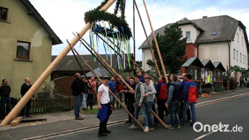 Zur Tradition des Maibaum-Aufstellens in Fuchsmühl gehören normalerweise starke Männer und die sogenannten Schwalben. Heuer sieht die Planung einen anderen Ablauf vor. Archivbild: wro