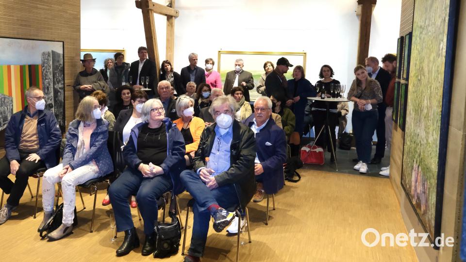 Das Publikum im Kunsthaus während der Erläuterungen von Dr. Werner Chrobak zu den einzelnen Werken der Ausstellung. Bild: Jürgen Klein/exb