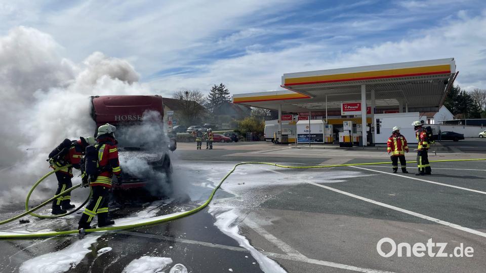 Weil er während der Fahrt eine Rauchentwicklung an seinem Fahrzeug bemerkte, steuerte der Fahrer des Pferdetransporters den Parkplatz der Tankstelle in Ursensollen an. Dort brannte dann das Fahrzeug komplett aus. Die zwei Pferde, die sich im Anhänger befanden, konnten gerettet werden. Bild: brü