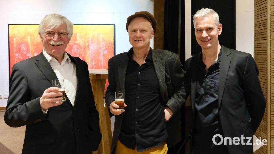 Laudator Dr. Werner Chrobak zusammen mit Hans-Jürgen Bröckl und Nils Wittmann. Er hatte die Ausstellung in Waldsassen angeregt. Bild: Jürgen Klein/exb