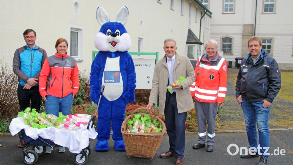Der Integrationsbeauftragte David Runschke, die Vorsitzende des Jugendrotkreuz im Landkreis Tirschenreuth Natalie Wölfl, Landrat Roland Grillmeier, Ortsvorsitzender BRK-Konnersreuth Hugo Hofmann und Jürgen Kreuzer vom Landratsamt (von links) vor der Notunterkunft Fockenfeld bei der Vorbereitung der Ostergeschenke. Bild: Landratsamt Tirschenreuth/exb