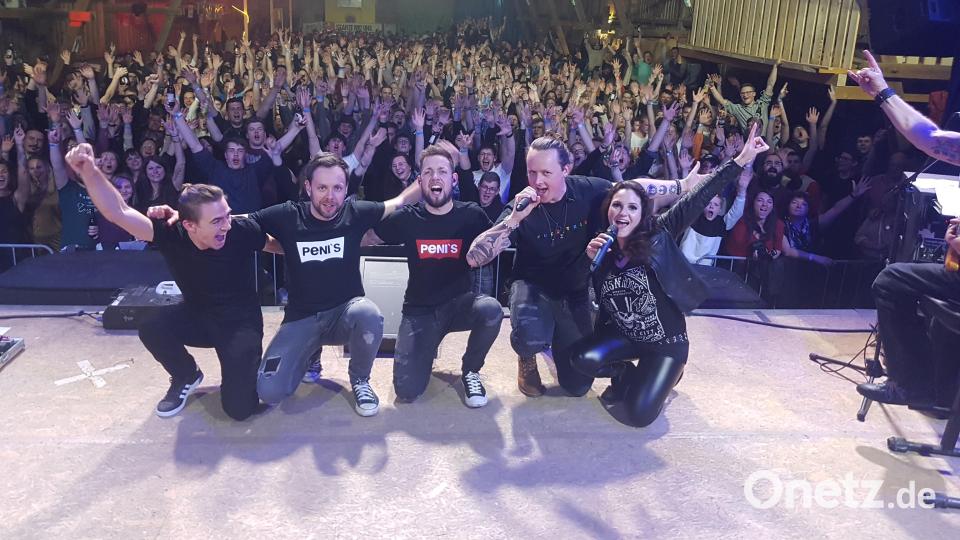 „Pop nach 8“ begeisterte bei der Oster-Party in Poppenreuth. Bild: Elias Kunz/exb