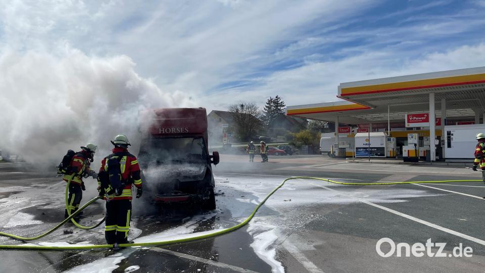 Ausgerechnet auf dem Parkplatz einer Tankstelle fing das Fahrzeug Feuer. Bild: brü
