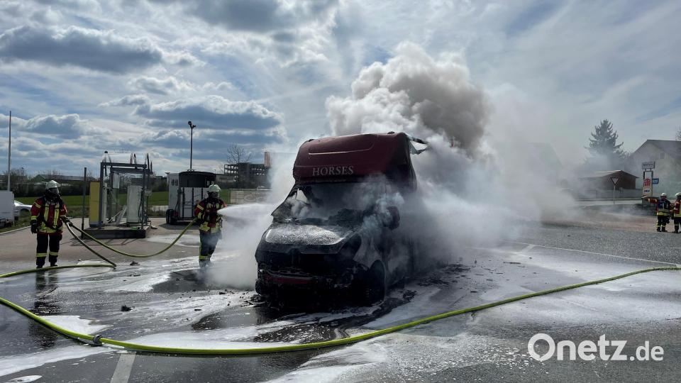 Der Pferdetransporter brannte komplett aus. Bild: brü