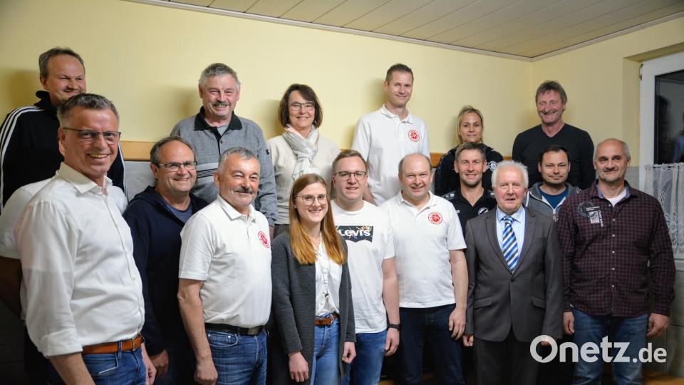 Die DJK Ehenfeld-Massenricht wählt einen neuen Vorstand. Bürgermeister Hermann Falk (links) und DJK-Kreisvorsitzender Sigmund Balk.(Vierter von rechts) gratulieren. Bild: fdl