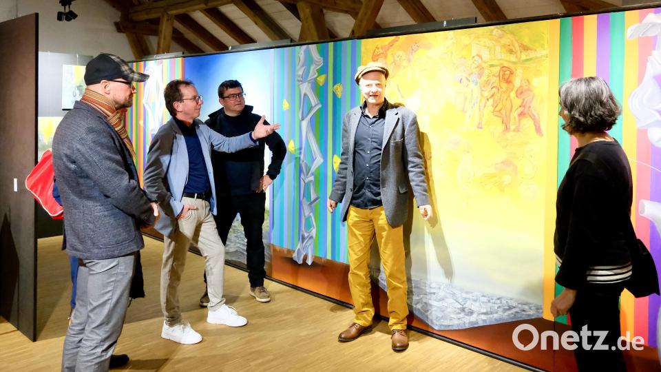 Beeindruckende großformatige Arbeiten zeigt Hans Jürgen Bröckl (Zweiter von rechts) aus Flossenbürg zurzeit im Kunsthaus Waldsassen. Bild: Jürgen Klein/exb