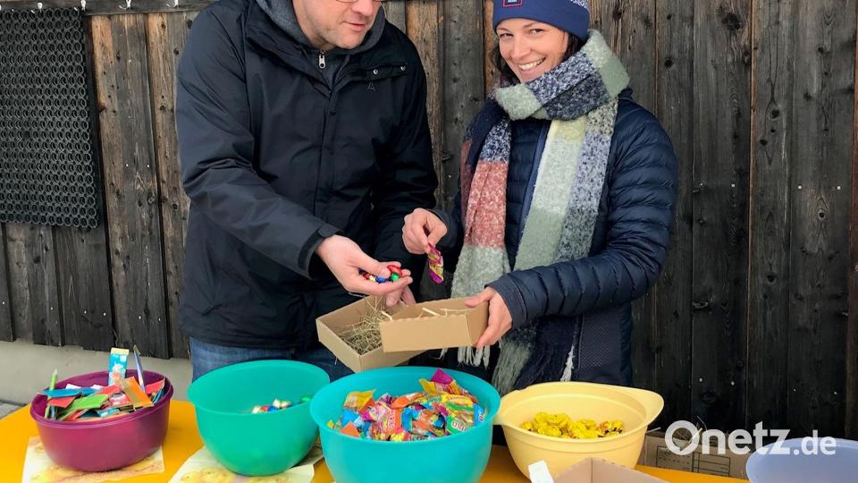 Oster-Aktion Kita Beidl. Von links nach rechts: Hans-Jörg Schön (1. Vorsitzender Elternbeirat Kita Regenbogen) und Corinna Reil (stellv. Vors. Elternbeirat Kita Regenbogen). Bild: Kita Beidl/exb
