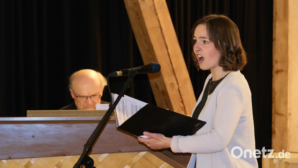 Helmut Burkhardt (Klavier) und Verena Bauer (Gesang) gestalteten die Vernissage musikalisch. Bild: Jürgen Klein/exb