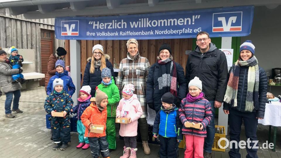 Mitwirkende der Ostereier-Aktion der Kita Beidl (hinten von links): Christina Schinagl (Kita Regenbogen), Gudrun Teicher (VR Bank Nopf.), Tanja Ruckdäschel (Leitung Kita Regenbogen), Hans-Jörg Schön (Vorsitzender Elternbeirat), Corinna Reil (stellvertretende Elternbeiratsvorsitzende). Bild: Kita Beidl/exb