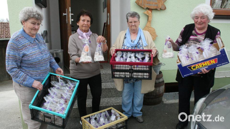Schriftführerin Erika Stock (von links), Zweite Vorsitzende Hedwig Wendl, Inge Tusek und Maria Bächer bringen die für die Senioren gebackenen Osterhasen ins Lokal. Bild: roh