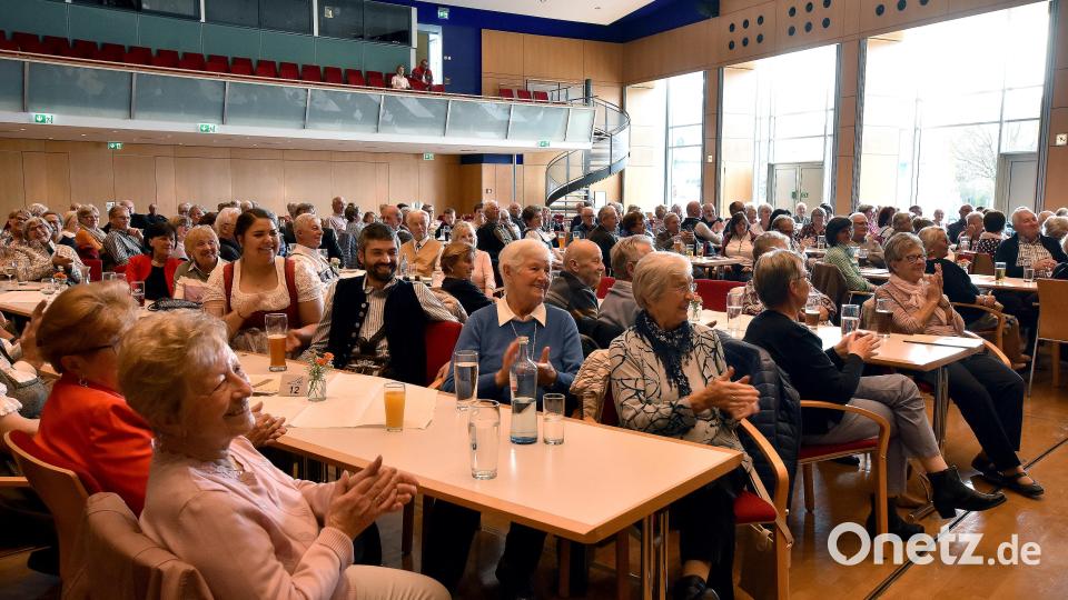 Volles, maskenloses Haus im ACC: Das Publikum war ganz offensichtlich froh, dass es jetzt endlich wieder los geht mit den Kultur-Veranstaltungen. Bild: Stephan Huber