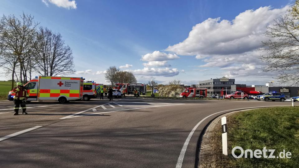 Nach einem Verkehrsunfall an der sogenannten &quot;Ponnathkreuzung&quot; sind die Rettungskräfte der Feuerwehr Kemnath und des Rettungsdienstes des BRK im Einsatz. Bild: mde