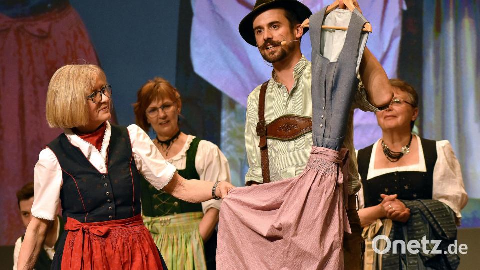 Die Oberpfälzer Tracht bekam ihre verdiente Aufmerksamkeit. Tracht ist kein Dirndl – aber hier machten die Fachfrauen eine Ausnahme: Florian Gröninger ergänzte die Trachten-Schau durch ein Dirndl, das er im Lockdown für seine Frau genäht hat. Bild: Stephan Huber