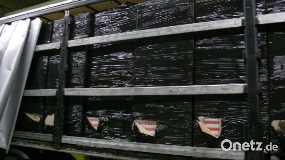 Statt Geschenkpapier fanden die Ermittler des Zolls unversteuerte Zigaretten auf der Ladefläche des Lastwagen. Bild: Hauptzollamt Regensburg