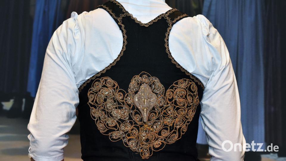 So schön und kostbar ist die Oberpfälzer Tracht. Hier ein Modell mit aufwendig besticktem Mieder-Rückenteil. Bild: Stephan Huber
