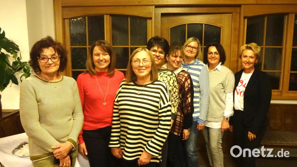 Einige neue Gesichter gibt es im Vorstand des Obst- und Gartenbauvereins Schwend: (von links) Vorsitzende Anita Utz, Petra Danhauser, Annette Barth, Gabi Päßler, Nicole Hermann, Jana Kontny, Heike Herbst und Sandra Weiß. Bild: dir