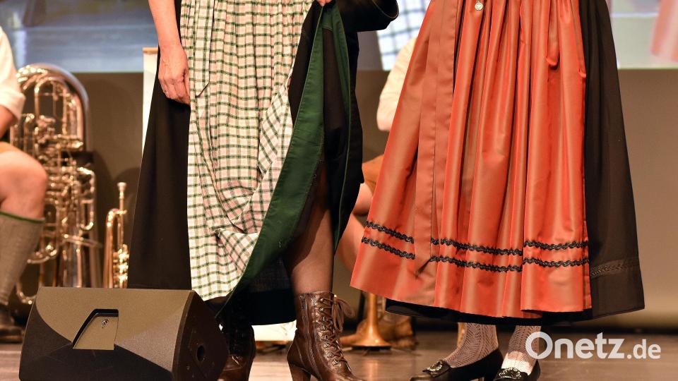 Ein bissl unter den Rock spitzen war hier ausdrücklich erlaubt - schließlich erklärte Trachten-Schneiderin Erika Urban hier das &quot;Kittelblech&quot;, den breiten Stoff-Streifen, der innen an der Unterseite des Rocks nicht fehlen darf. Bild: Stephan Huber