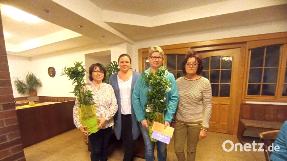 Den scheidenden Vorstandsmitgliedern (von links) Silvia Butz, Brigitte Häußler und Sigrid Nitzbon dankte die Vorsitzende Anita Utz für ihre Mitarbeit. Bild: dir