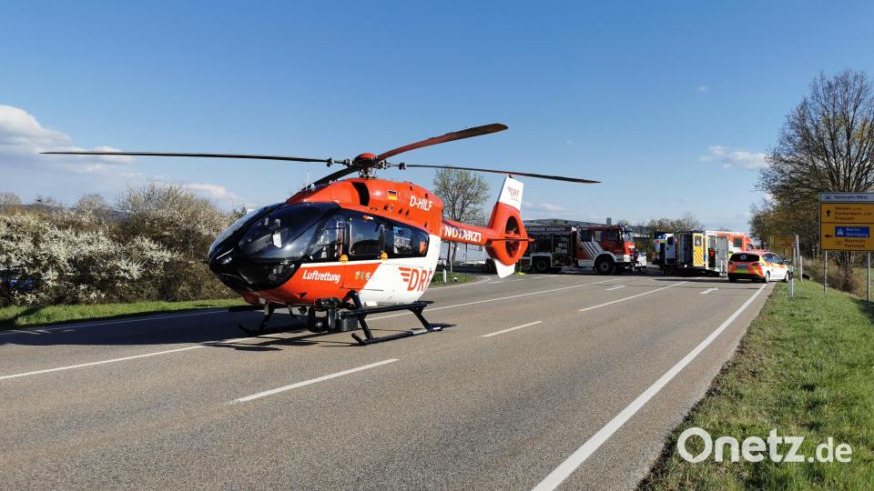 Nach einem Verkehrsunfall in Kemnath landete der Rettungshubschrauber Christoph 80 der DRF Luftrettung an der Unfallstelle. Bild: mde