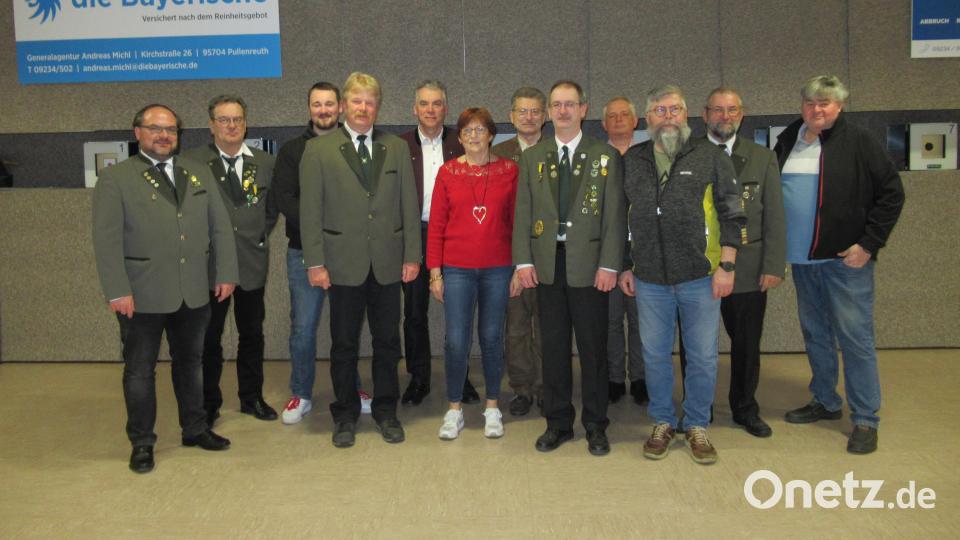 Der neue Vorstand der Schützengesellschaft 1958 Pullenreuth (von links): Andreas Michl, Josef Maschauer, Julian Krös, Stefan Meyer, Hubert Putzer, Heidi Müller, Norbert Riedl, Adrian Haider, Norbert Karger, Ortwin Paradeiser, Gerhard Würstl und Richard Ritter. Bild: twg