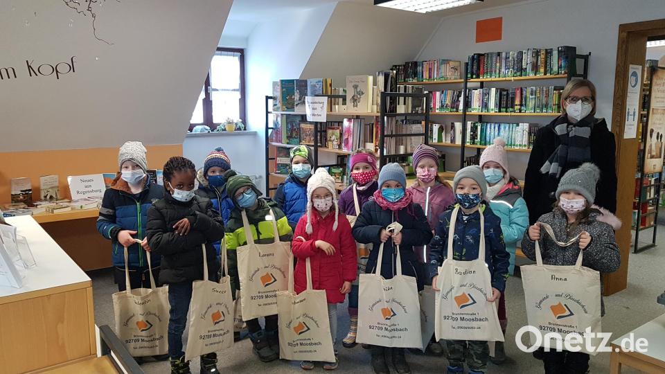 Große Freude machte es den Mädchen und Buben, beim ersten gemeinsamen Besuch in der Gemeinde- und Pfarrbücherei mit ihrer Lehrerin Susanne Staudinger zu schnuppern. Bild: gi