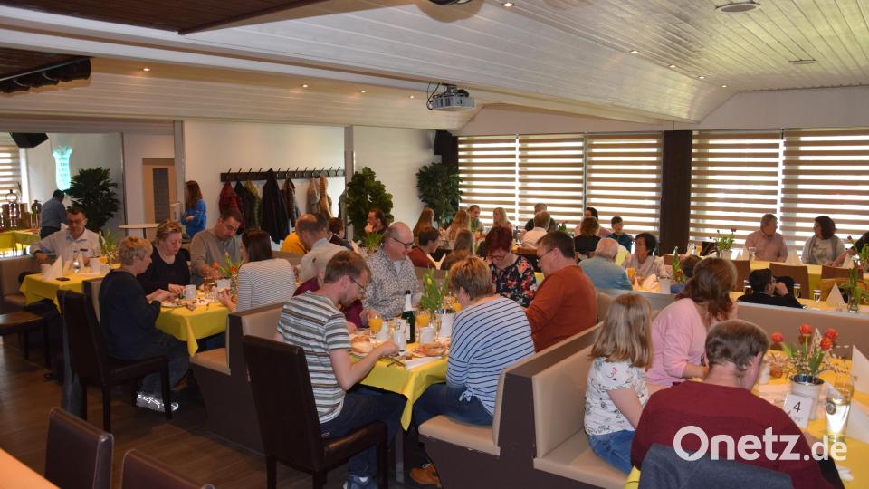 An österlich dekorierten Tischen ließen es sich die Gäste schmecken. Bild: fla