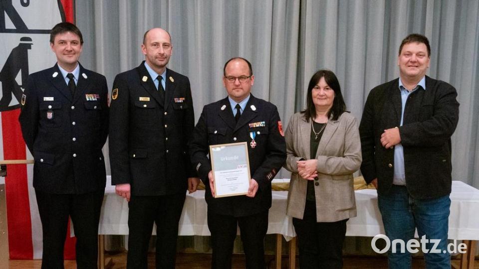 Kommandant Markus Plank (Mitte) wurde mit dem Bayerischen Feuerwehr-Ehrenkreuz in Silber ausgezeichnet. Mit im Bild (von links): Kreisbrandmeister Andreas Ringlstetter, Kreisbrandrat Christian Demleitner, stellvertretende Landrätin Birgit Höcherl und Bürgermeister Christian Ziegler. Bild: Jakob Böhm/exb