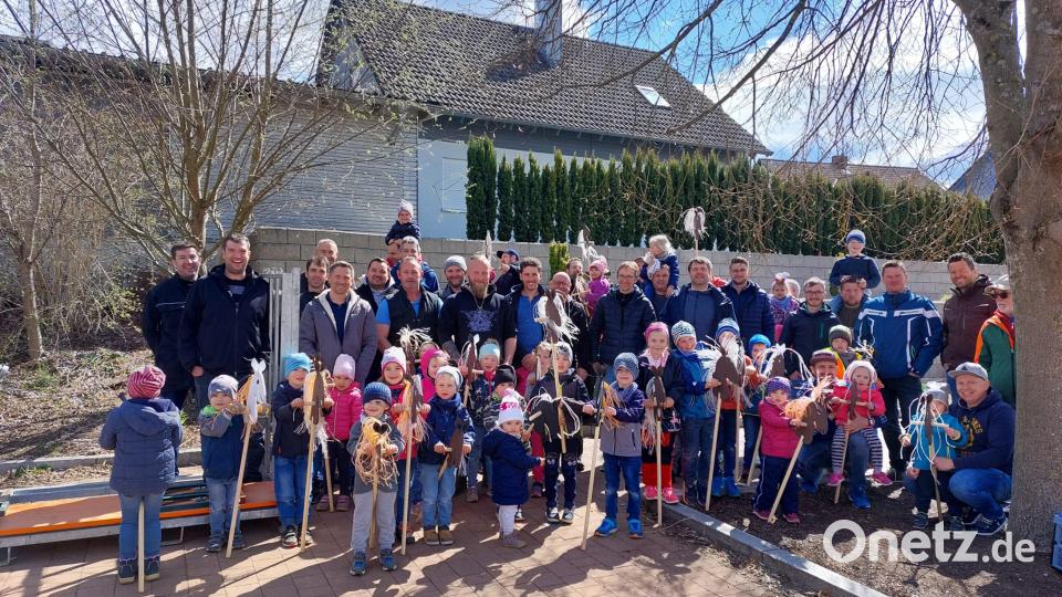 Stolz präsentieren Papas und Opas mit den Mädchen und Buben ihre beim Vater-Kind-Tag der Kita St. Josef gebastelten Steckenpferde Bild: fvo