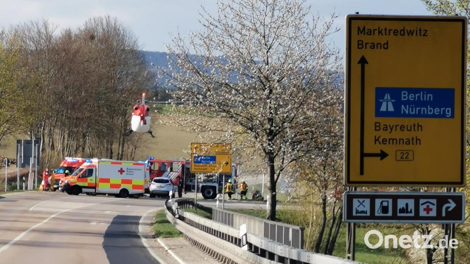 Zu einem Verkehrsunfall war es am Dienstagabend an der &quot;Ponnathkreuzung&quot; gekommen. Feuerwehr, Rettungsdienst und Polizei waren im Einsatz. Auch der Rettungshubschrauber Christoph 80 der DRF Luftrettung landete an der Unfallstelle. Bild: mde