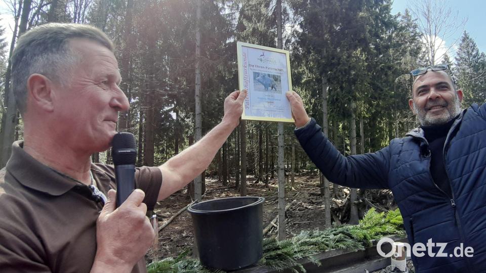 Hannes Ringlstetter (rechts) bekam von Betreiber Eckhard Mickisch eine Urkunde. Bild: gis