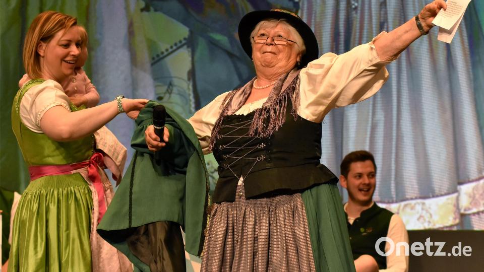 Bei Volksmusik und Tracht geht Heimatpflegerin Martha Pruy (rechts) das Herz auf. Bild: Stephan Huber
