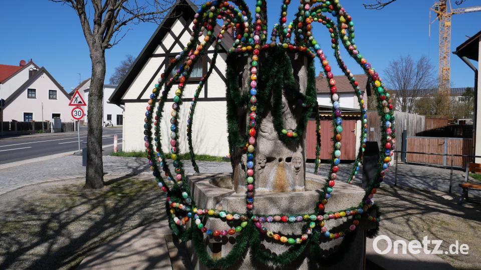 Auch der Egerländer Brunnen in Waldsassen an der Egerer Straße ist österlich geschmückt. Der Brunnen ist von Günther Mauermann aus Weiden geschaffen worden. Bild: hmr
