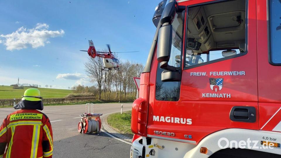 Zu einem Verkehrsunfall war es am Dienstagabend an der &quot;Ponnathkreuzung&quot; gekommen. Feuerwehr, Rettungsdienst und Polizei waren im Einsatz. Auch der Rettungshubschrauber Christoph 80 der DRF Luftrettung landete an der Unfallstelle. Bild: mde